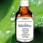 Eine Flasche Medetur vor Heilpflanze